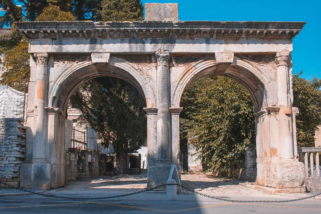 Twin Gates - Pula