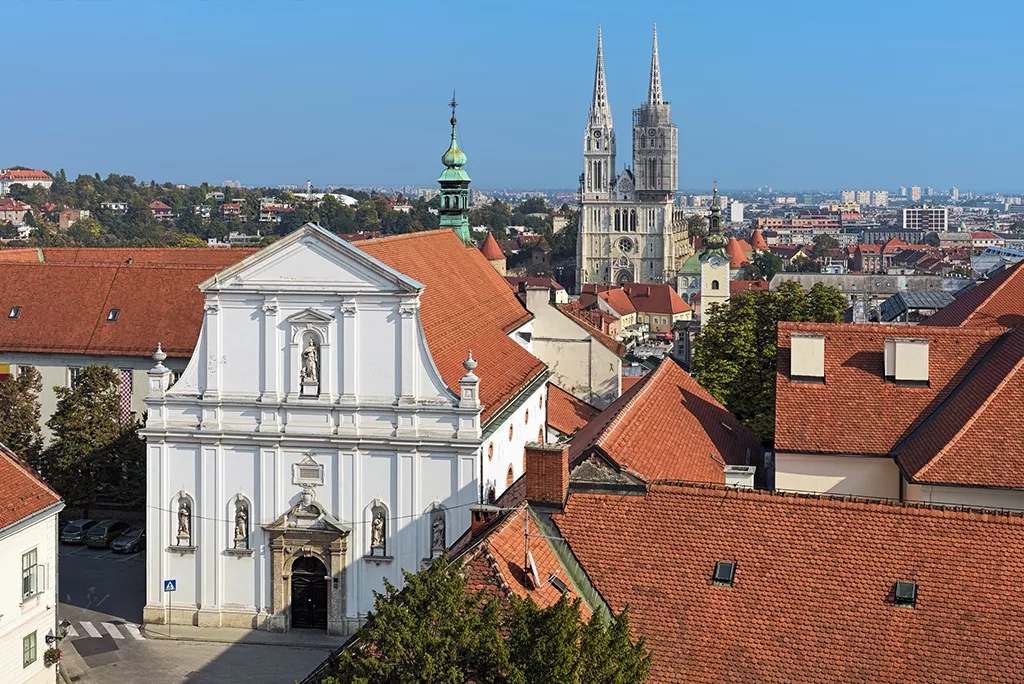 Église Sainte-Catherine et cathédrale de Zagreb à l'arrière
