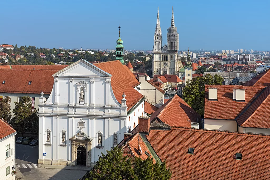 Z tyłu kościół św. Katarzyny i katedra w Zagrzebiu