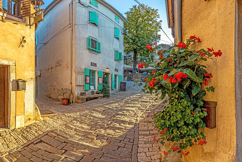 Brukowane wąskie uliczki Motovun